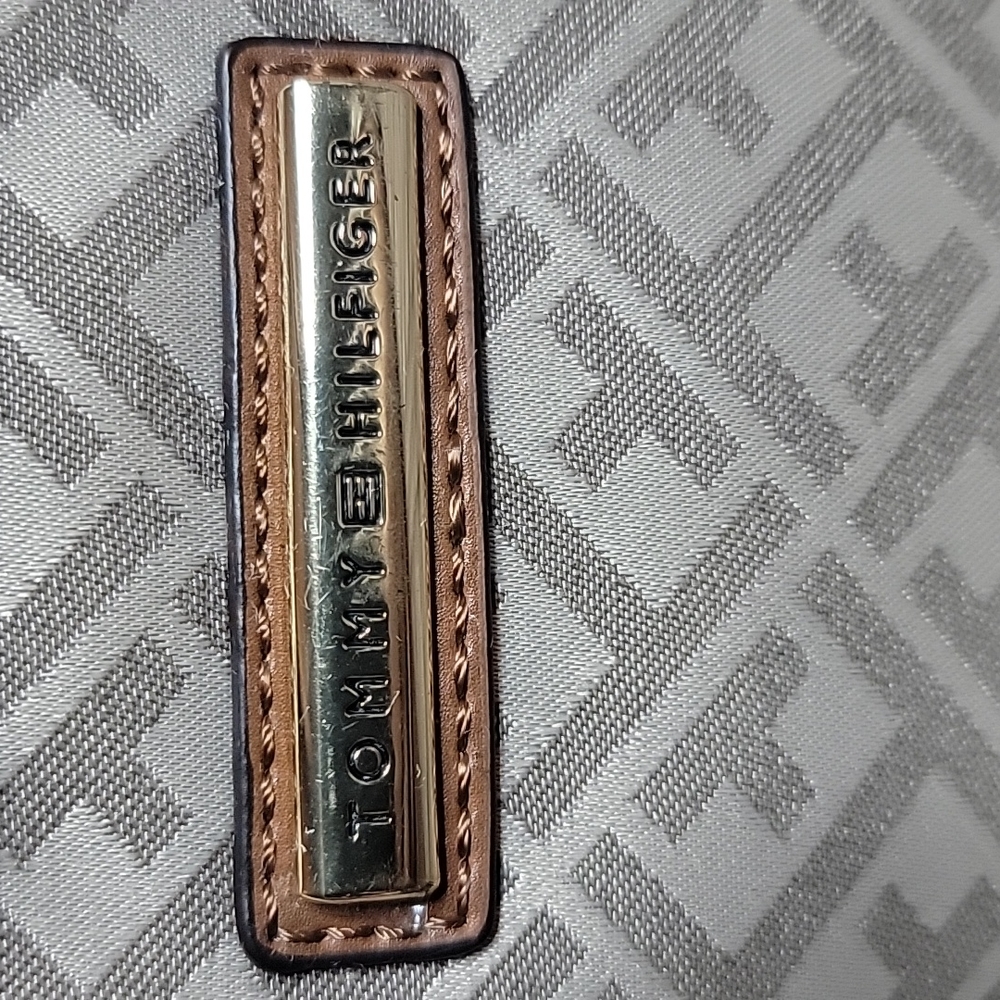 Tommy Hilfiger Wristlet & Card Holder - Picture 2 of 15